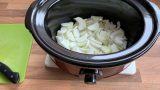 Zwiebeln als erstes in den SlowCooker legen