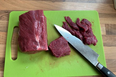 Rindfleisch in dünne, mundgerechte Streifen schneiden